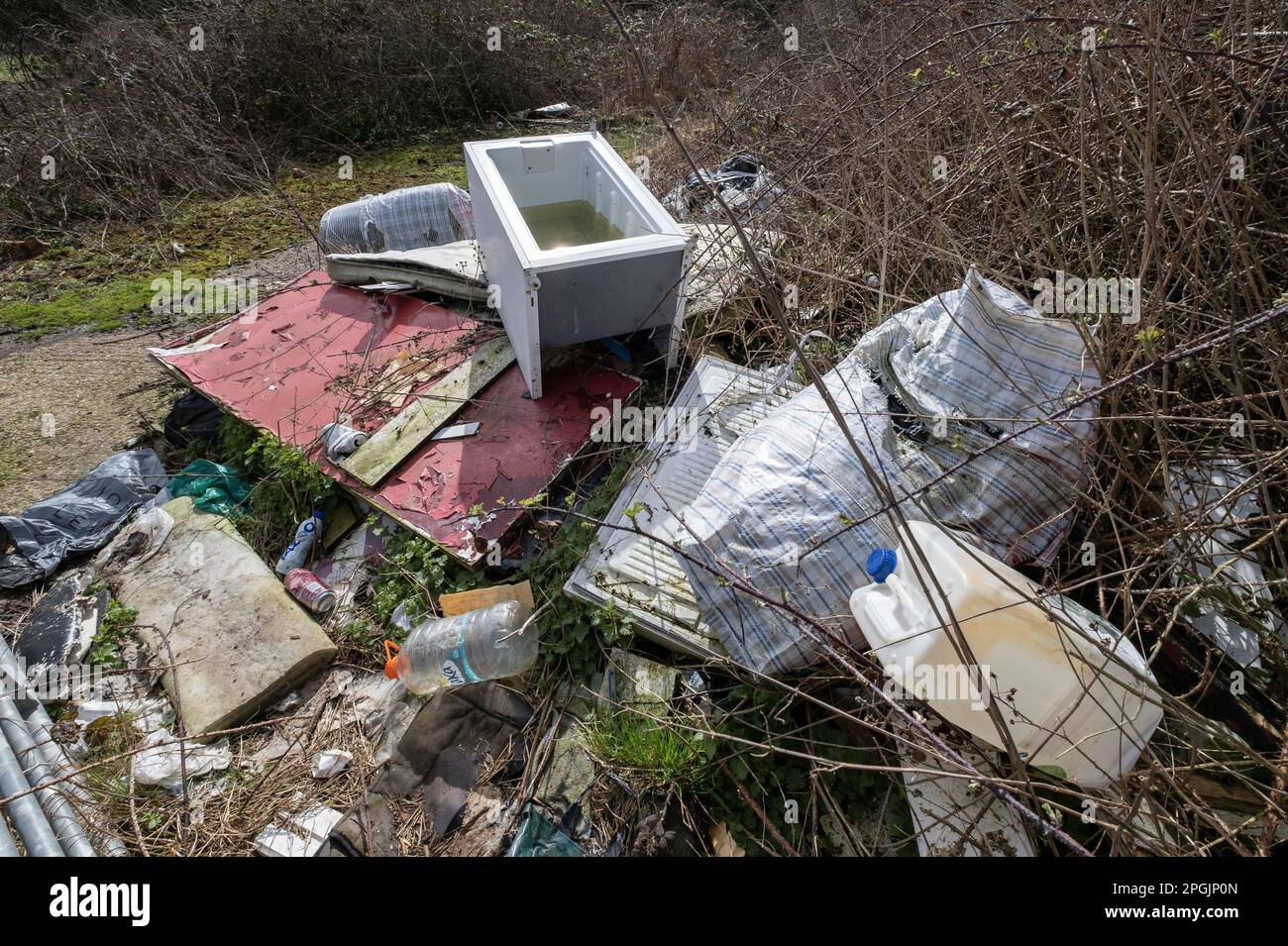 Basculement en vol. Jeté les ordures ménagères dans une ruelle de campagne, Studley, Warwickshire . Banque D'Images