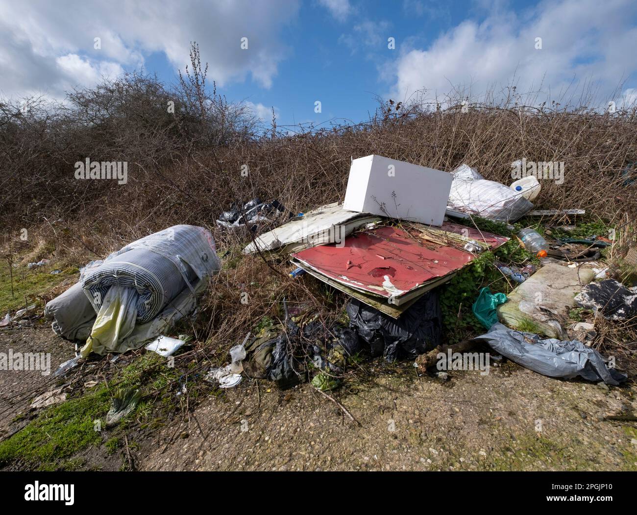Basculement en vol. Jeté les ordures ménagères dans une ruelle de campagne, Studley, Warwickshire . Banque D'Images