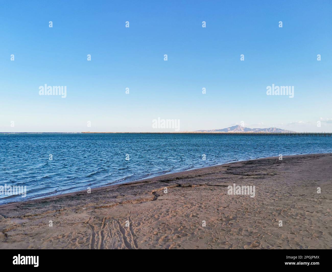 La côte de la mer le jour calme. Îles à l'horizon. L'eau de l'océan est calme Banque D'Images