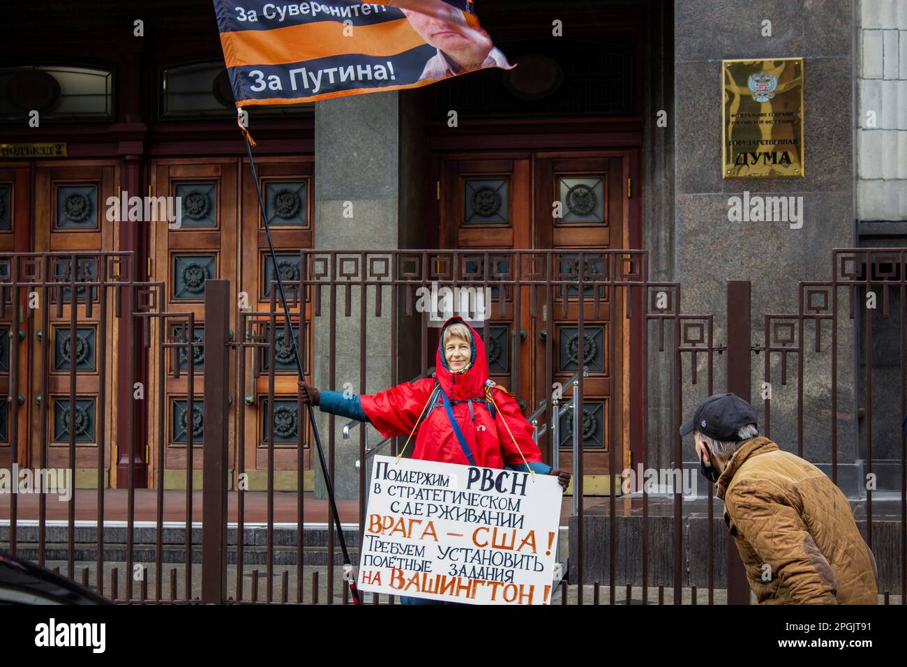Un partisan du président russe Vladimir Poutine fonde un drapeau avec un portrait de Poutine et un texte qui se lit comme suit: ìFor mère patrie! Pour la souveraineté! Pour Poutine!Î tout en tenant un écriteau qui se lit comme suit: 'L'appui pour les forces stratégiques de fusée de la Fédération de Russie dans leur effort de la dissuasion stratégique de l'ennemi ó les Etats-Unis Nous exigeons des vols pour Washington ! » Près de la Douma d'Etat à Moscou. (Photo de Vlad Karkov / SOPA Images/Sipa USA) Banque D'Images