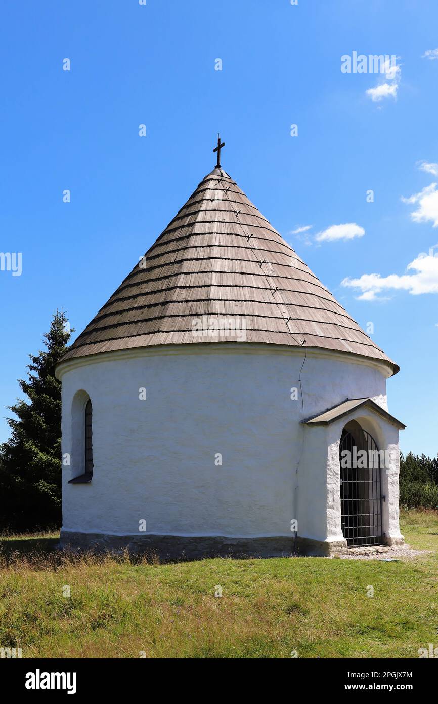 La chapelle de Kunstat est une chapelle baroque à plan circulaire, construite en 1760 sur la crête principale des montagnes Eagle Banque D'Images