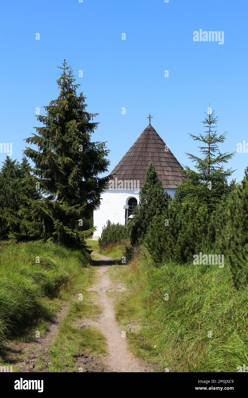 La chapelle de Kunstat est une chapelle baroque à plan circulaire, construite en 1760 sur la crête principale des montagnes Eagle Banque D'Images