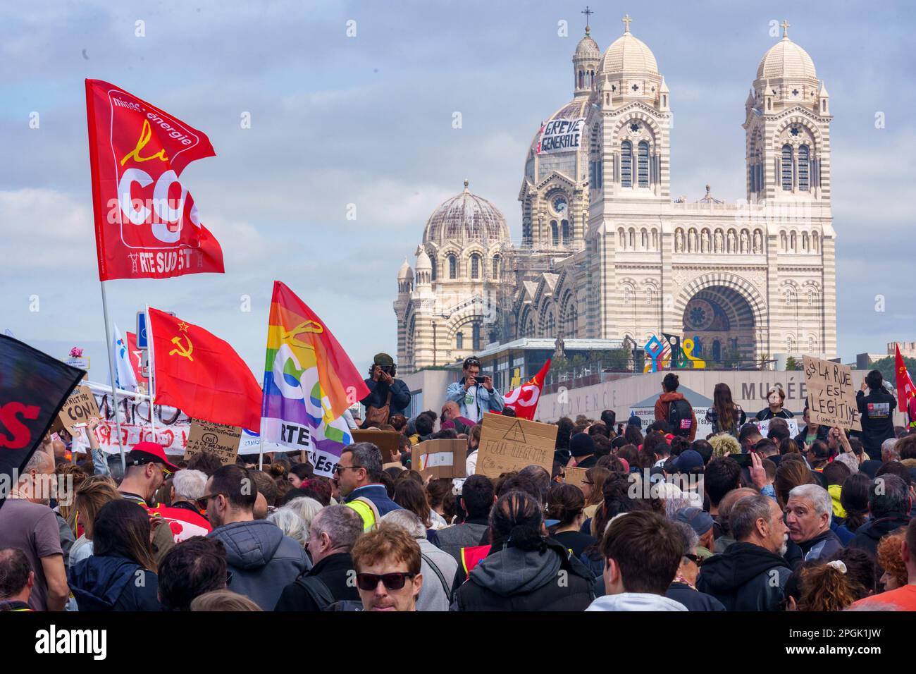 Marseille, France. 23rd mars 2023. Gilles Bader/le Pictorium - manifestation contre la réforme des retraites à Marseille - 23/3/2023 - France/Bouches-du-Rhône/Marseille - manifestation contre la réforme des retraites à Marseille le 23 mars 2023 du vieux port à la porte d'Aix crédit: LE PICTORIUM/Alamy Live News Banque D'Images