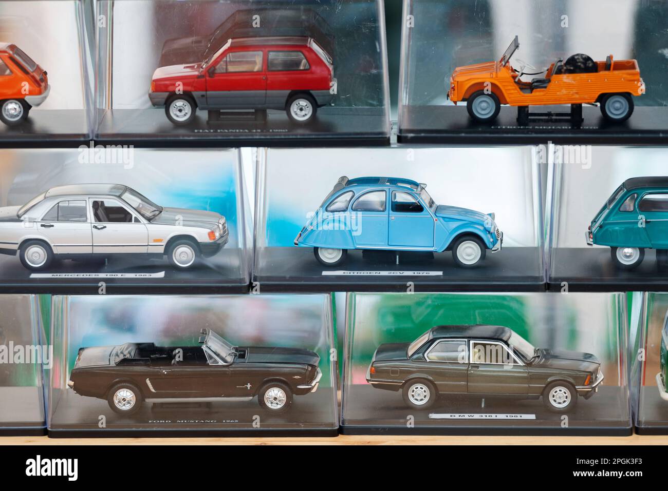 Rangée de modèles de voitures Banque D'Images