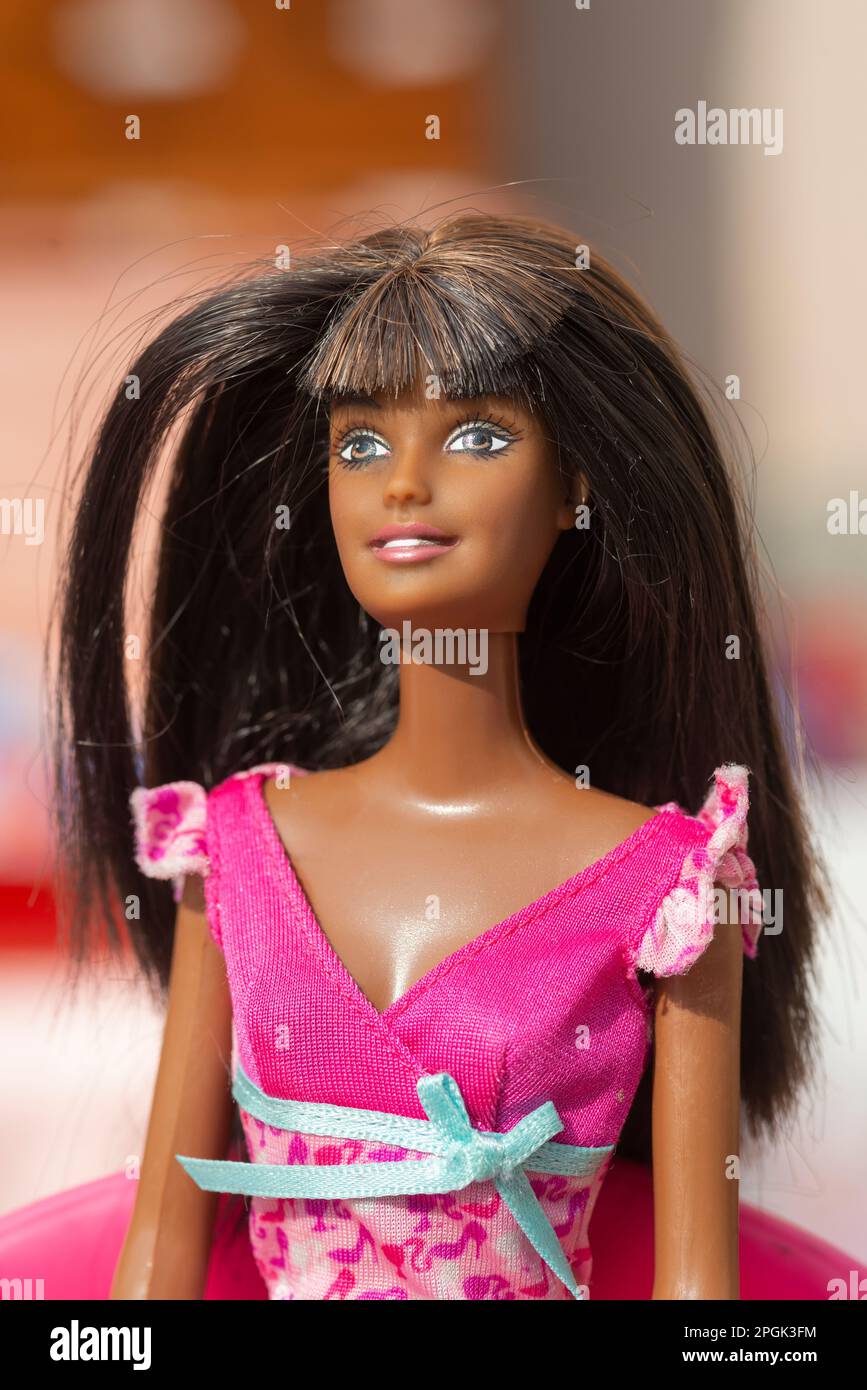 Close-up d'une poupée Barbie de face avec les cheveux bruns Banque D'Images