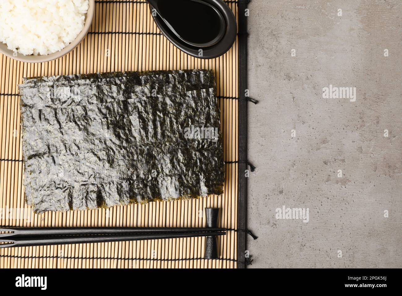 Séchez les feuilles de nori, le riz, la sauce soja et les baguettes sur ...