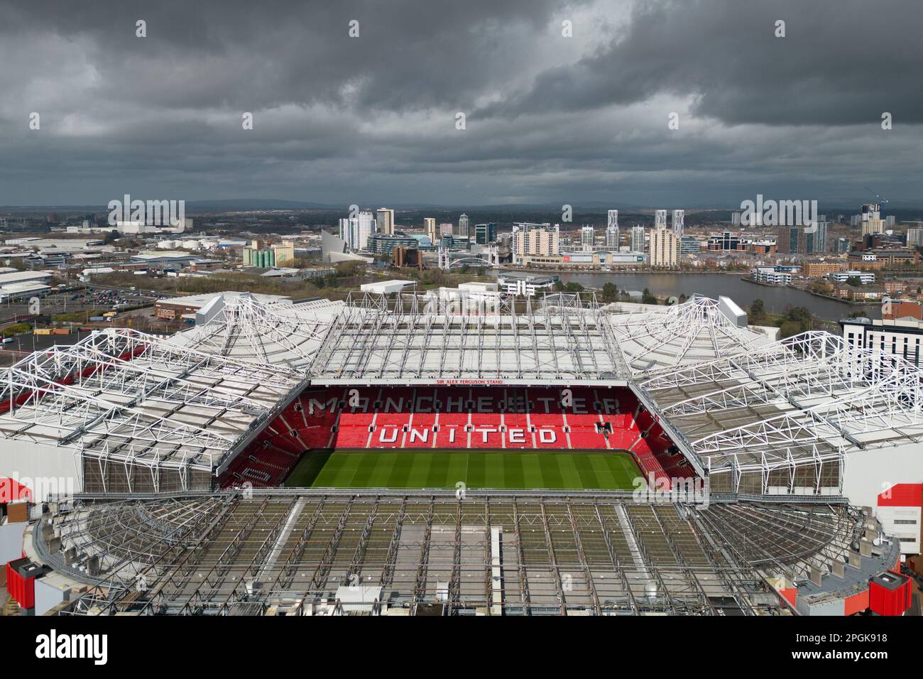 Manchester, Royaume-Uni, 23rd mars 2023. Old Trafford de Manchester United est vu le jour après la prolongation de la date limite pour la deuxième ronde de soumissions pour le club mercredi. Les inquiétudes se font de plus en plus nombreuses parmi celles qui craignent que les Glazers tentent de tirer parti de l'intérêt des soumissionnaires pour essayer de faire monter le prix afin de créer un effet de levier pour un prêt, Manchester, Royaume-Uni. Crédit : Jon Super/Alay Live News. Banque D'Images