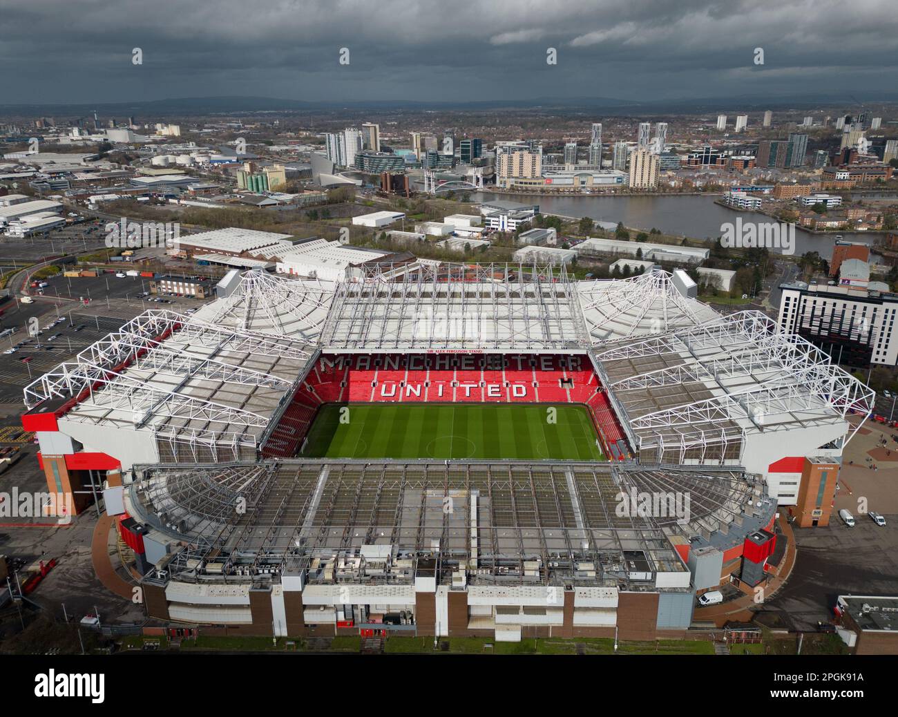 Manchester, Royaume-Uni, 23rd mars 2023. Old Trafford de Manchester United est vu le jour après la prolongation de la date limite pour la deuxième ronde de soumissions pour le club mercredi. Les inquiétudes se font de plus en plus nombreuses parmi celles qui craignent que les Glazers tentent de tirer parti de l'intérêt des soumissionnaires pour essayer de faire monter le prix afin de créer un effet de levier pour un prêt, Manchester, Royaume-Uni. Crédit : Jon Super/Alay Live News. Banque D'Images