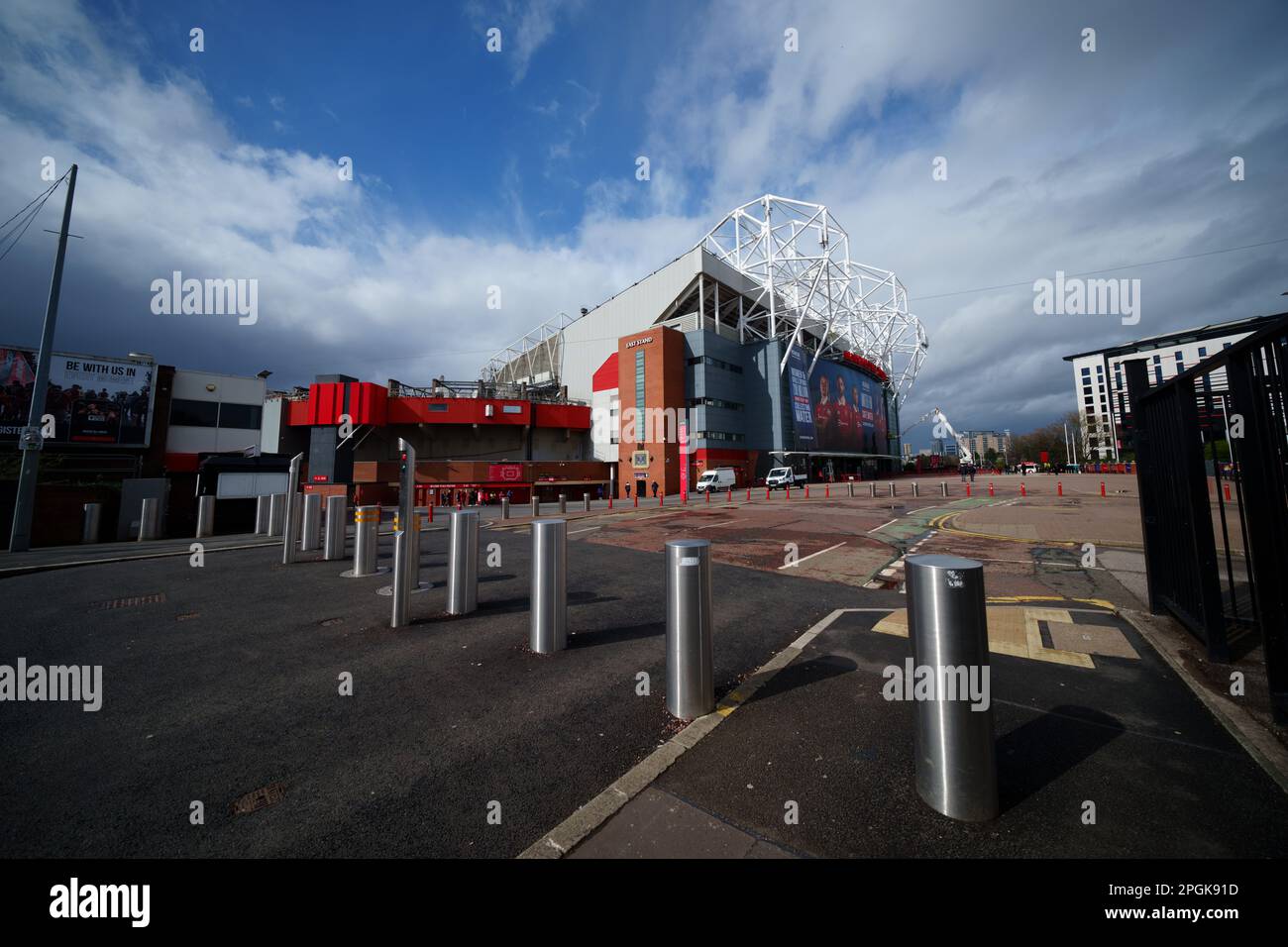 Manchester, Royaume-Uni, 23rd mars 2023. Old Trafford de Manchester United est vu le jour après la prolongation de la date limite pour la deuxième ronde de soumissions pour le club mercredi. Les inquiétudes se font de plus en plus nombreuses parmi celles qui craignent que les Glazers tentent de tirer parti de l'intérêt des soumissionnaires pour essayer de faire monter le prix afin de créer un effet de levier pour un prêt, Manchester, Royaume-Uni. Crédit : Jon Super/Alay Live News. Banque D'Images