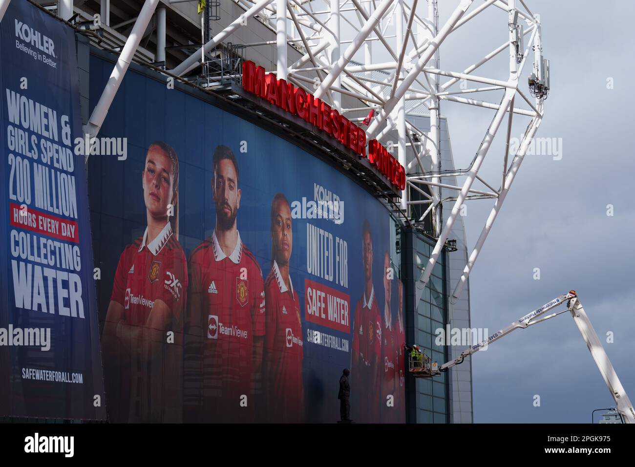 Manchester, Royaume-Uni, 23rd mars 2023. Old Trafford de Manchester United est vu le jour après la prolongation de la date limite pour la deuxième ronde de soumissions pour le club mercredi. Les inquiétudes se font de plus en plus nombreuses parmi celles qui craignent que les Glazers tentent de tirer parti de l'intérêt des soumissionnaires pour essayer de faire monter le prix afin de créer un effet de levier pour un prêt, Manchester, Royaume-Uni. Crédit : Jon Super/Alay Live News. Banque D'Images