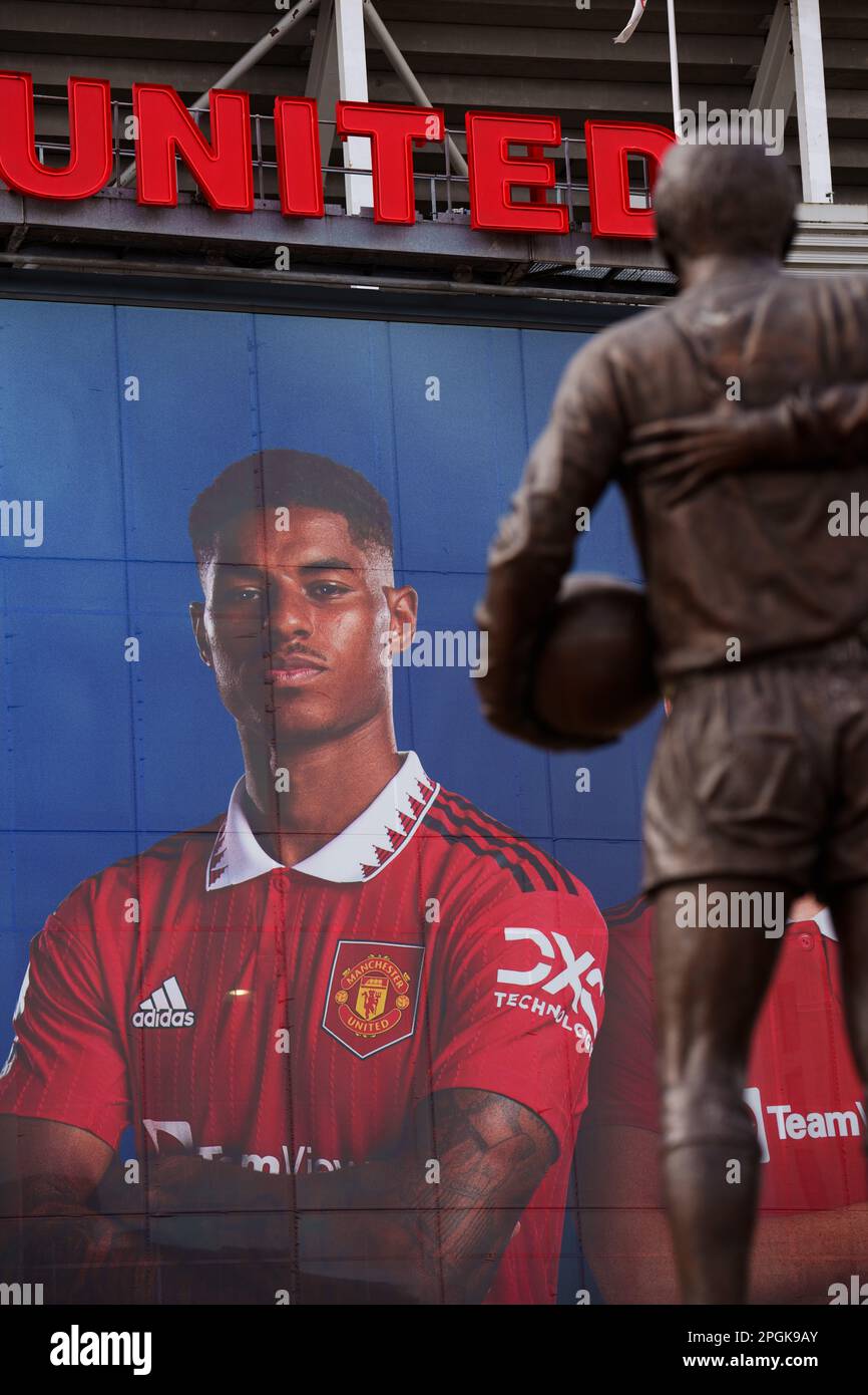 Manchester, Royaume-Uni, 23rd mars 2023. Old Trafford de Manchester United est vu le jour après la prolongation de la date limite pour la deuxième ronde de soumissions pour le club mercredi. Les inquiétudes se font de plus en plus nombreuses parmi celles qui craignent que les Glazers tentent de tirer parti de l'intérêt des soumissionnaires pour essayer de faire monter le prix afin de créer un effet de levier pour un prêt, Manchester, Royaume-Uni. Crédit : Jon Super/Alay Live News. Banque D'Images