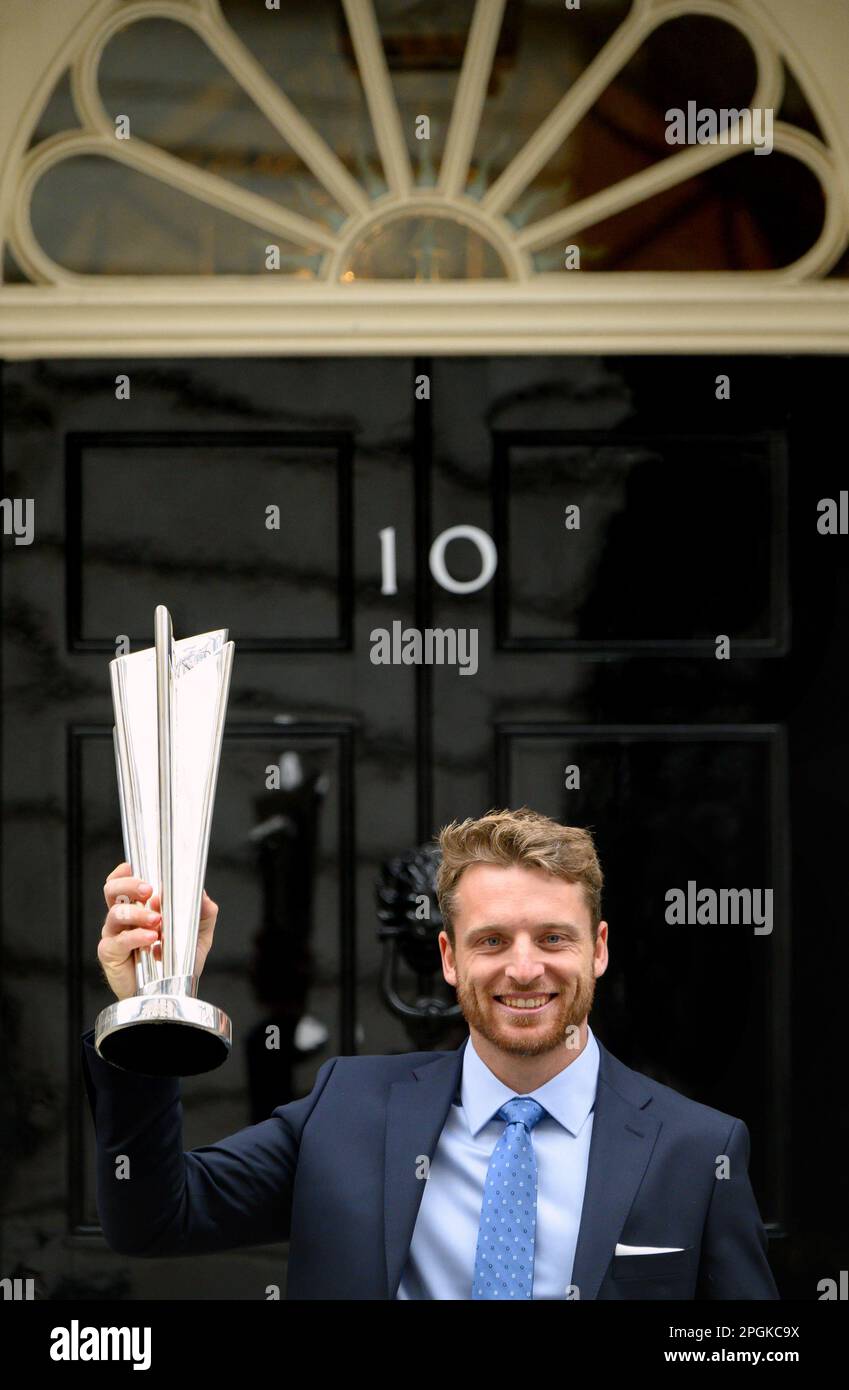 Joss Buttler, capitaine de l'équipe de cricket de l'Angleterre T20, assistant à une réception avec le Premier ministre Rishi Sunak au 10 Downing Street, pour célébrer la winnin Banque D'Images