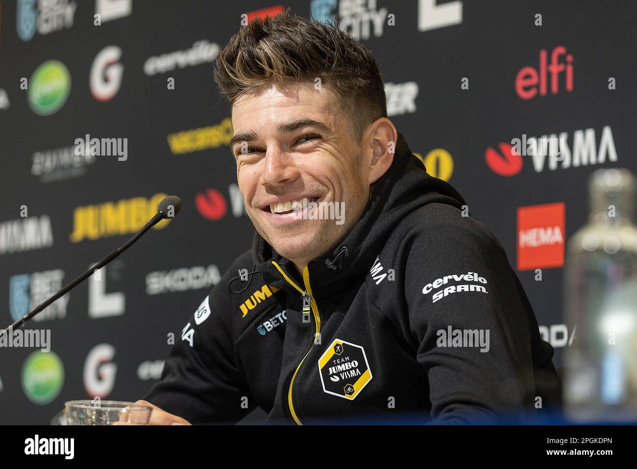 Wout van Aert belge de l'équipe Jumbo-Visma photographié lors d'une conférence de presse de l'équipe Jumbo-Visma à Gand, en prévision des courses de cyclisme classiques du printemps flamand, jeudi 23 mars 2023. BELGA PHOTO JAMES ARTHUR GEKIERE Banque D'Images