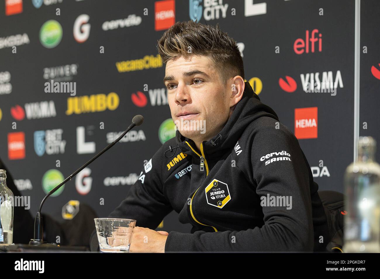 Wout van Aert belge de l'équipe Jumbo-Visma photographié lors d'une conférence de presse de l'équipe Jumbo-Visma à Gand, en prévision des courses de cyclisme classiques du printemps flamand, jeudi 23 mars 2023. BELGA PHOTO JAMES ARTHUR GEKIERE Banque D'Images