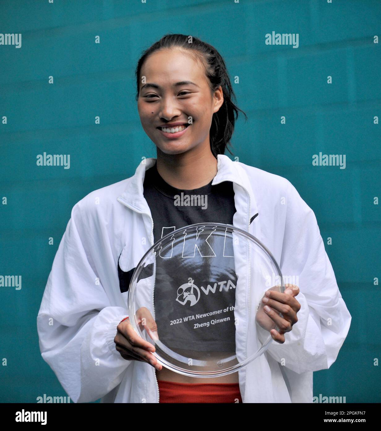 Miami Gardens, États-Unis. 22nd mars 2023. MIAMI GARDENS, FLORIDE - MARS 22: Zheng Qinwen (CHN) reçoit le prix WTA Newcomer of the Year 2022 lors de l'Open de Miami présenté par Itaú Match au Hard Rock Stadium sur 22 mars 2023 dans les jardins de Miami, Floride. (Photo de JL/Sipa USA) crédit: SIPA USA/Alay Live News Banque D'Images