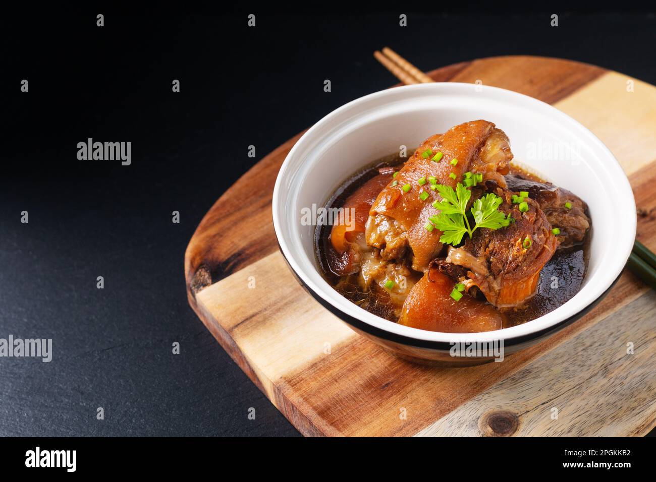 Food concept Spot Focus porc braisé asiatique maison à 5 épices sur fond noir avec espace de copie Banque D'Images