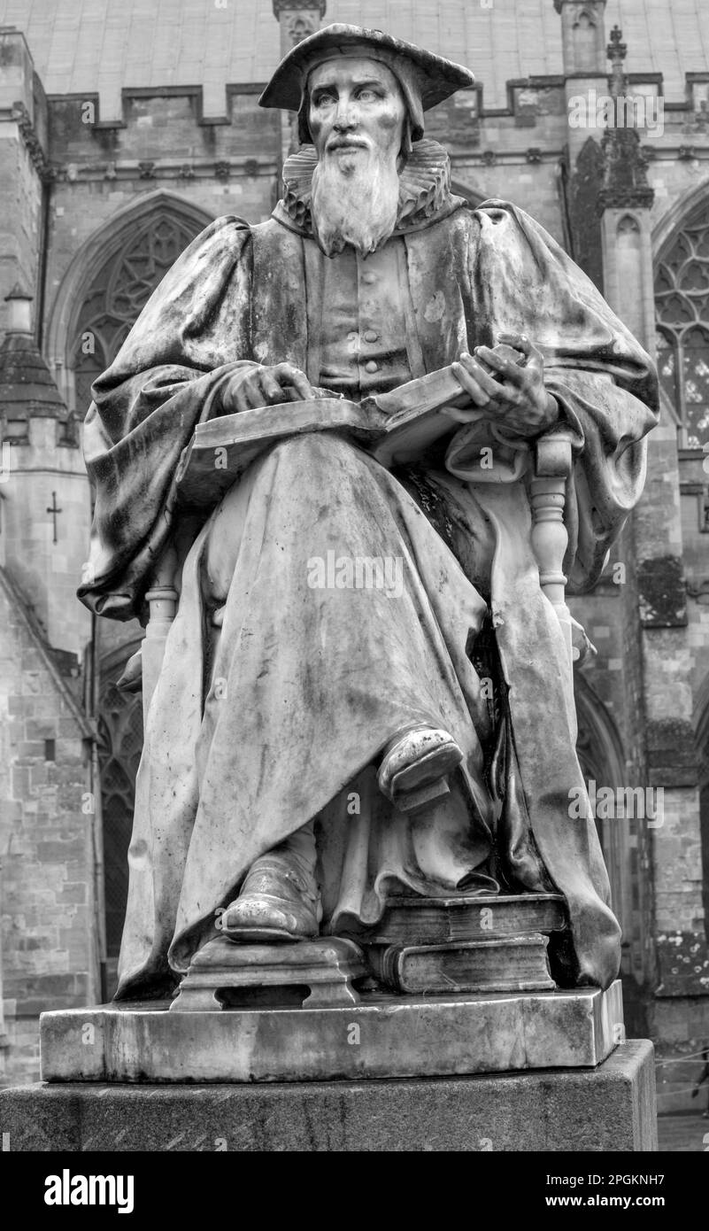Statue de Richard Hooker 1553-1600 un priestin anglais le domaine de la cathédrale d'Exeter, Exeter, Devon, Angleterre, Royaume-Uni. Banque D'Images
