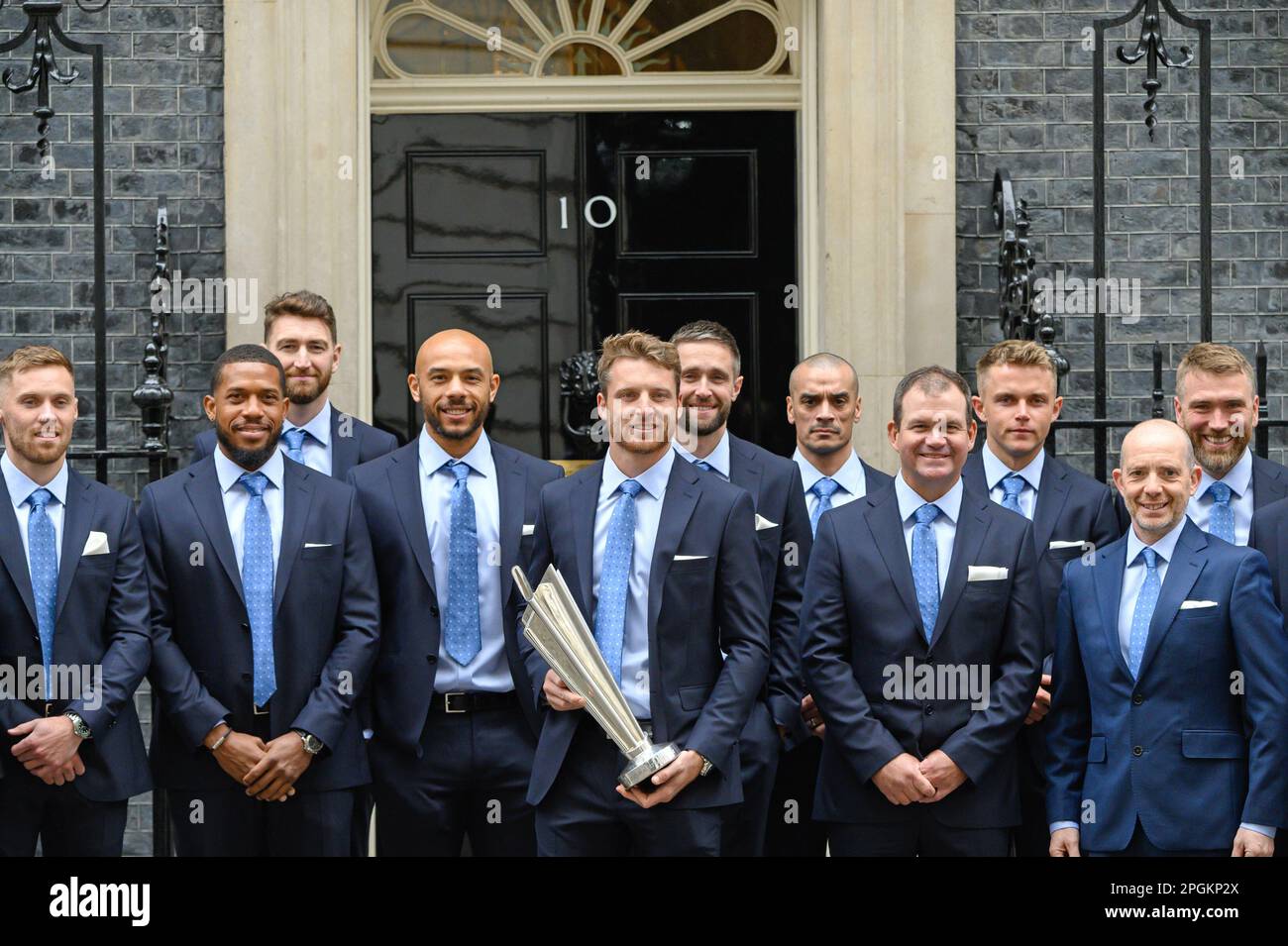 L'équipe de cricket de l'Angleterre T20 après avoir assisté à une réception avec le Premier ministre Rishi Sunak au 10 Downing Street, pour célébrer la victoire du World T20 tro Banque D'Images