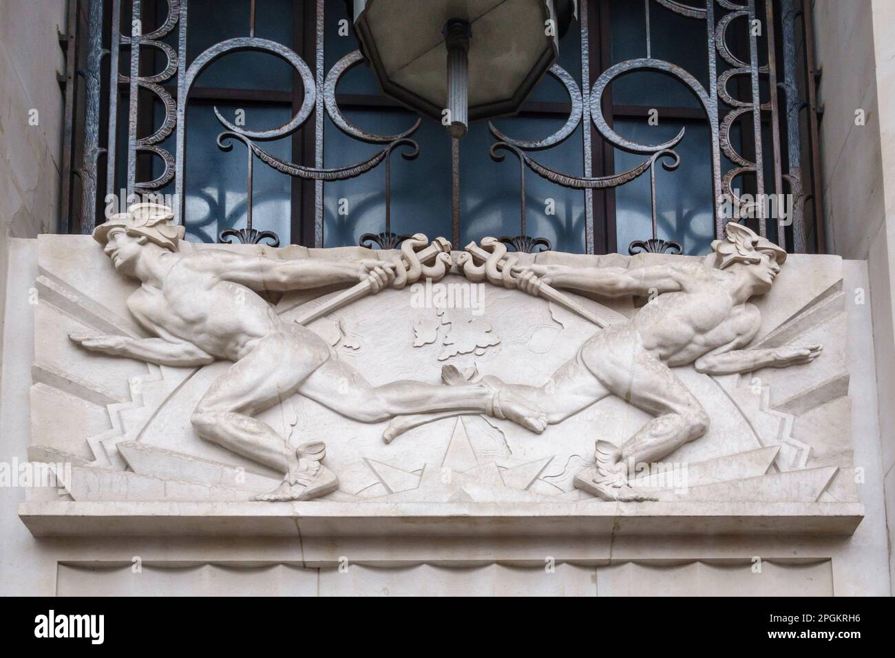 Sculptures art déco de Mercure (par Samuel Rabin, 1931) au-dessus de la porte de l'ancien édifice Daily Telegraph (Peterborough court), Fleet Street, Londres Banque D'Images
