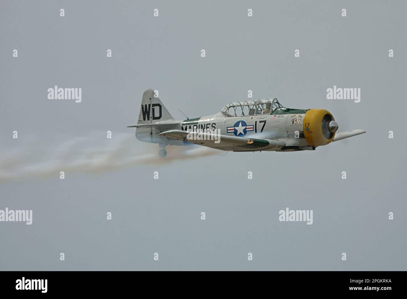 Point Mugu, Californie / Etats-Unis - 18 mars 2023: Le pilote John Collver vole son AT-6 Texan 1944 nommé "chien de guerre" lors d'une démonstration aérienne de vol. Banque D'Images