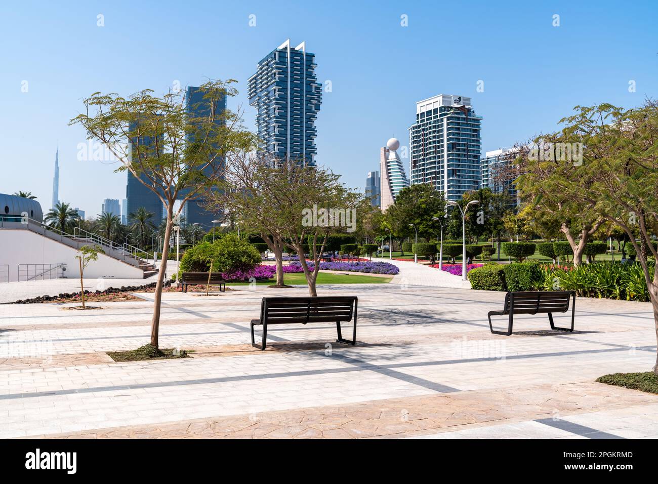 Dubaï, Émirats arabes Unis - 12 mars 2023 : vue sur les gratte-ciels de Dubaï tout en marchant au parc Zabeel pendant une journée ensoleillée Banque D'Images