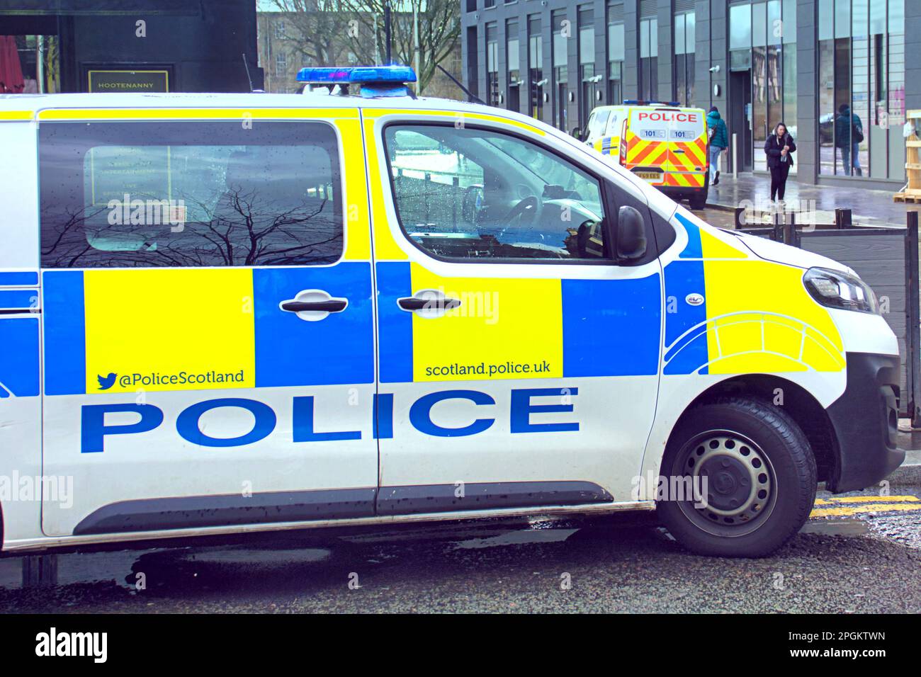 Glasgow, Écosse, Royaume-Uni 23rd mars 2023. Météo au Royaume-Uni: Humide dans le centre-ville après-midi vu les habitants de la région prendre les rues. Forte présence policière sur la place St enoch pour arrêter le trafic de drogue sur la passerelle de clyde à côté de la rivière. Crédit Gerard Ferry/Alay Live News Banque D'Images Glasgow, Écosse, Royaume-Uni 23rd mars 2023. Météo au Royaume-Uni: Humide dans le centre-ville après-midi vu les habitants de la région prendre les rues. Forte présence policière sur la place St enoch pour arrêter le trafic de drogue sur la passerelle de clyde à côté de la rivière. Crédit Gerard Ferry/Alay Live News Banque D'Images