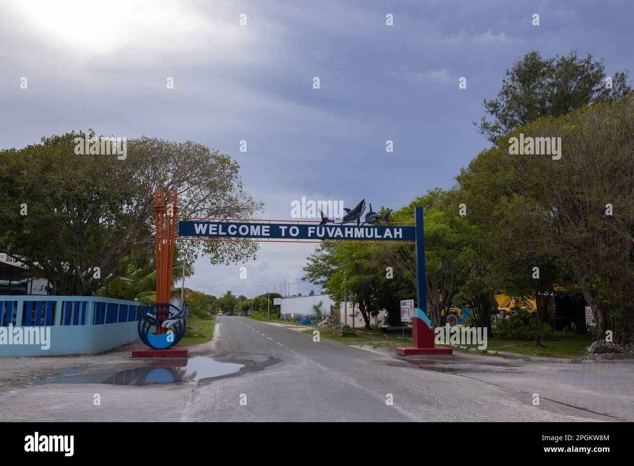 Île de Fuvahmulah (Maldives -- Une palissade à l'entrée de la route montrant le nom de l'île et de ses espèces emblématiques - les requins tigres Banque D'Images