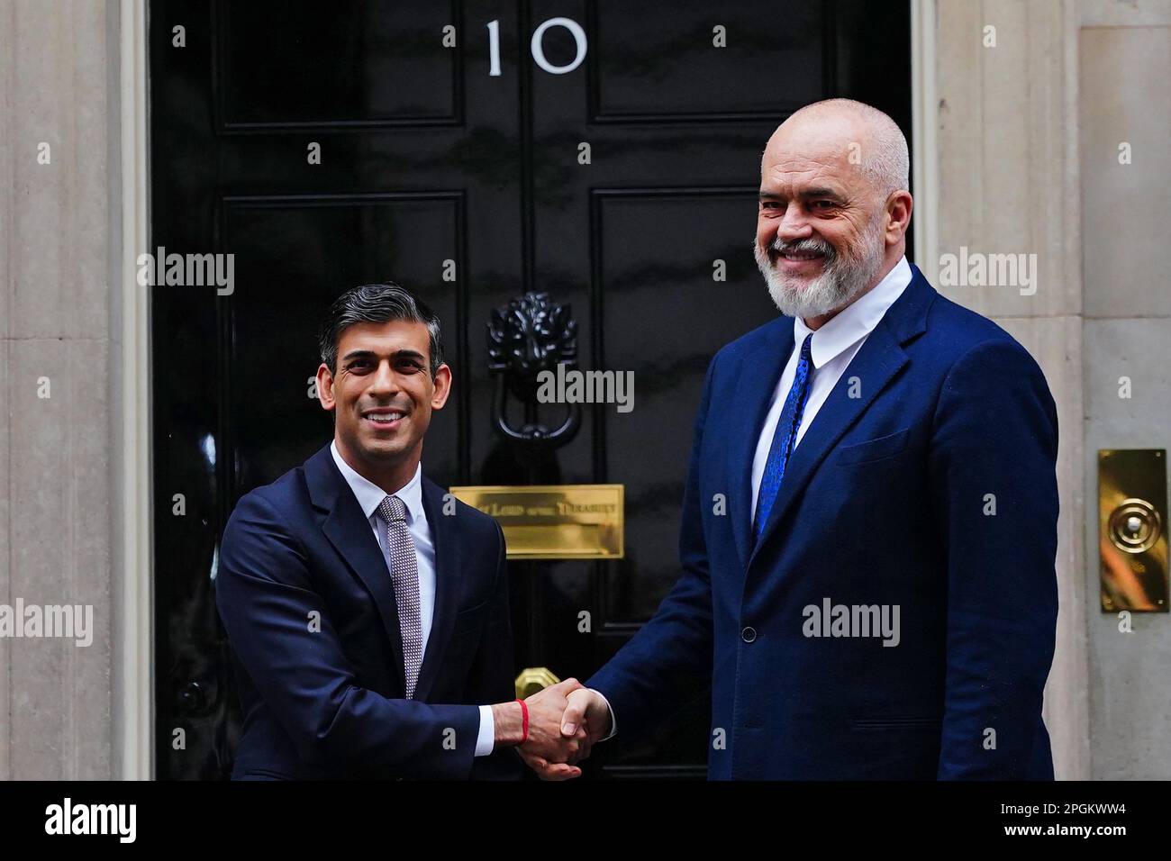 Le Premier ministre Rishi Sunak (à gauche) accueille le Premier ministre albanais EDI Rama au 10 Downing Street, à Londres, avant leur réunion. Banque D'Images