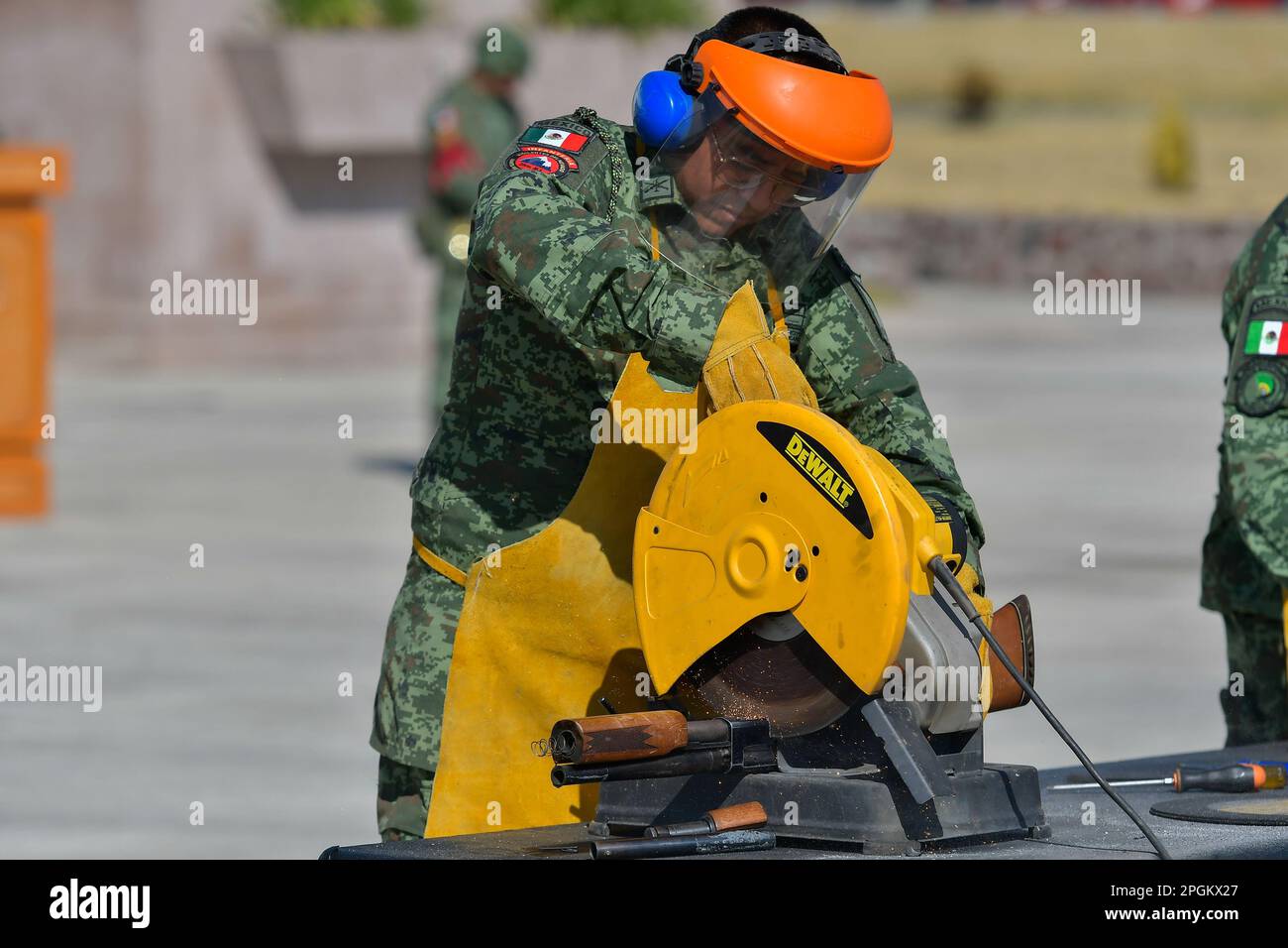 L'armée mexicaine de la zone militaire de 22nd a détruit 288 armes de petit calibre, 93 armes de long, 3472 munitions et 102 magazines, qui provenaient de saisies effectuées par le crime organisé et avaient été mis à la disposition du Ministère de la défense nationale. Sur 22 mars 2023 à Rayón, México. (Photo par Arturo Hernández/Eyepix Group/Sipa USA) crédit: SIPA US/Alay Live News Banque D'Images