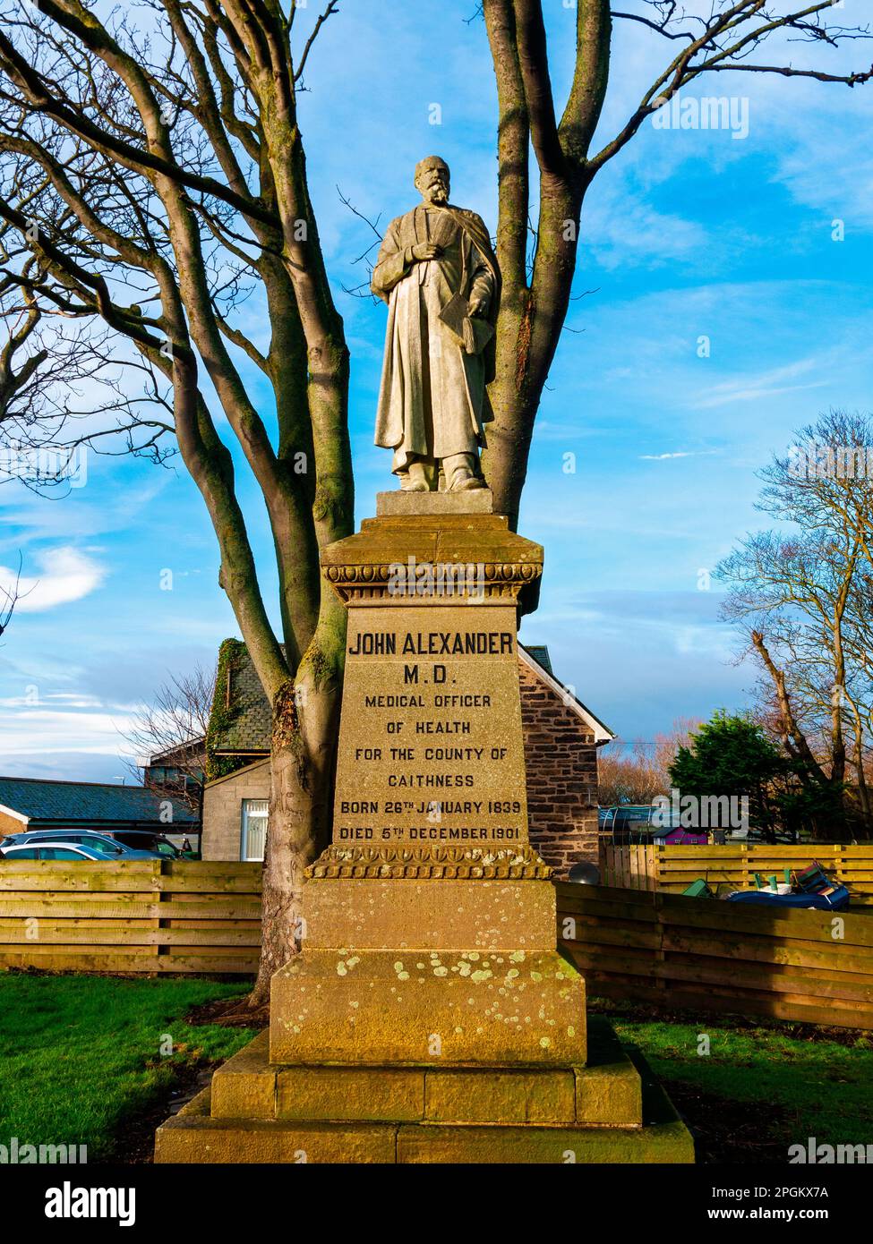 Statue de John Alexander MD, le premier médecin-hygiéniste du comté de Caithness. Wick, Caithness, Écosse, Royaume-Uni. Banque D'Images