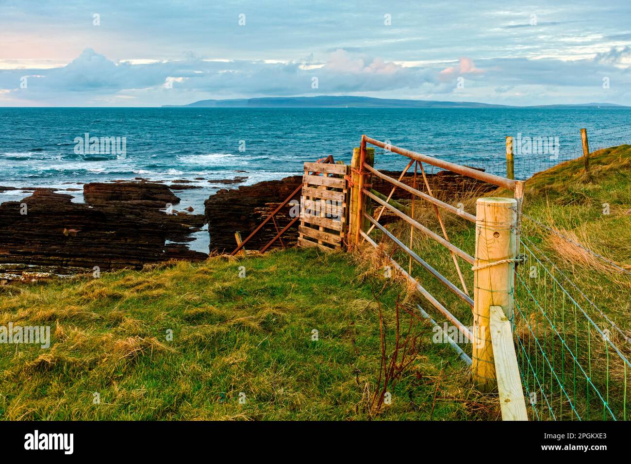 L'île de Hoy, Orkney, au-dessus de la Pentland Firth, d'une porte d'entrée près du village de Mey, Caithness, Écosse, Royaume-Uni. Banque D'Images