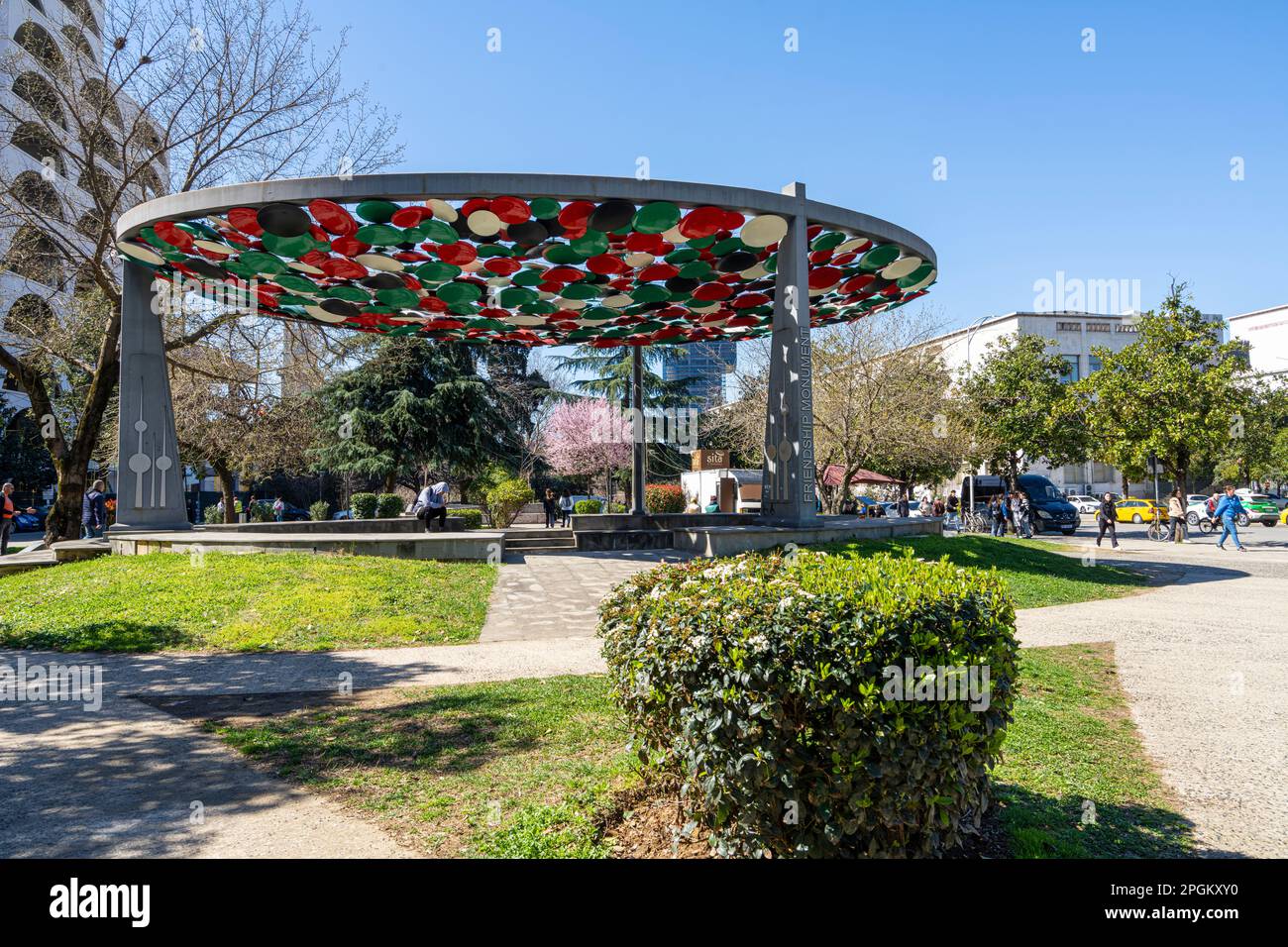 Tirana, Albanie. Mars 2023. Vue sur le monument de l'amitié dans un parc du centre-ville Banque D'Images