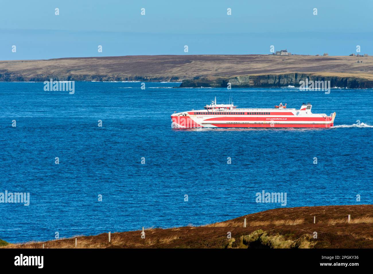 Le traversier de Gills Bay à Orkney, le MV Alfred, passant par le côté est de St. John's point, Caithness, Écosse, Royaume-Uni Banque D'Images