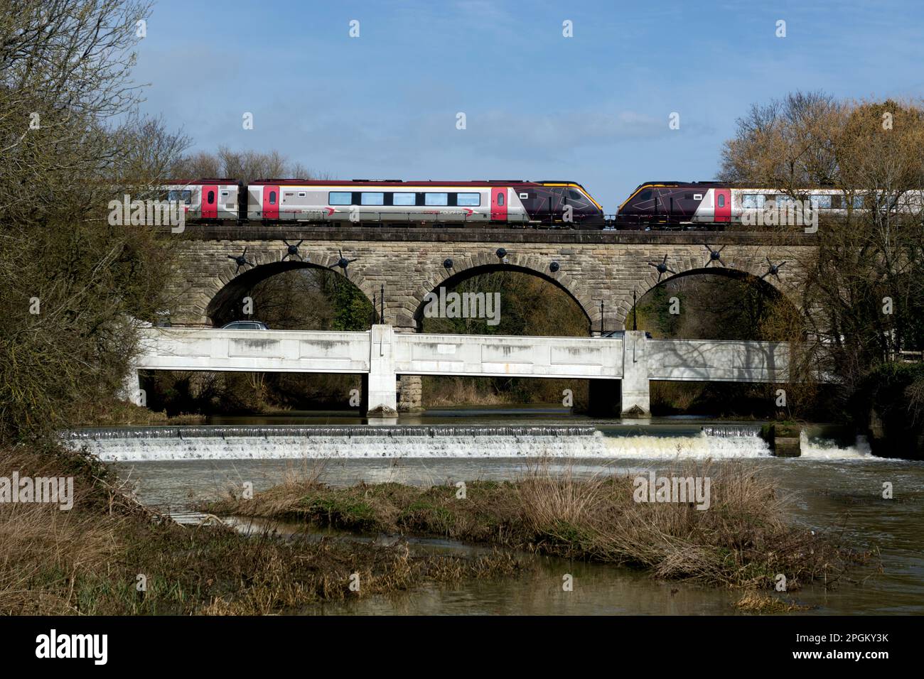 Train CrossCountry Voyager diesel traversant le viaduc de Princes Drive, Leamington Spa, Warwickshire, Royaume-Uni Banque D'Images