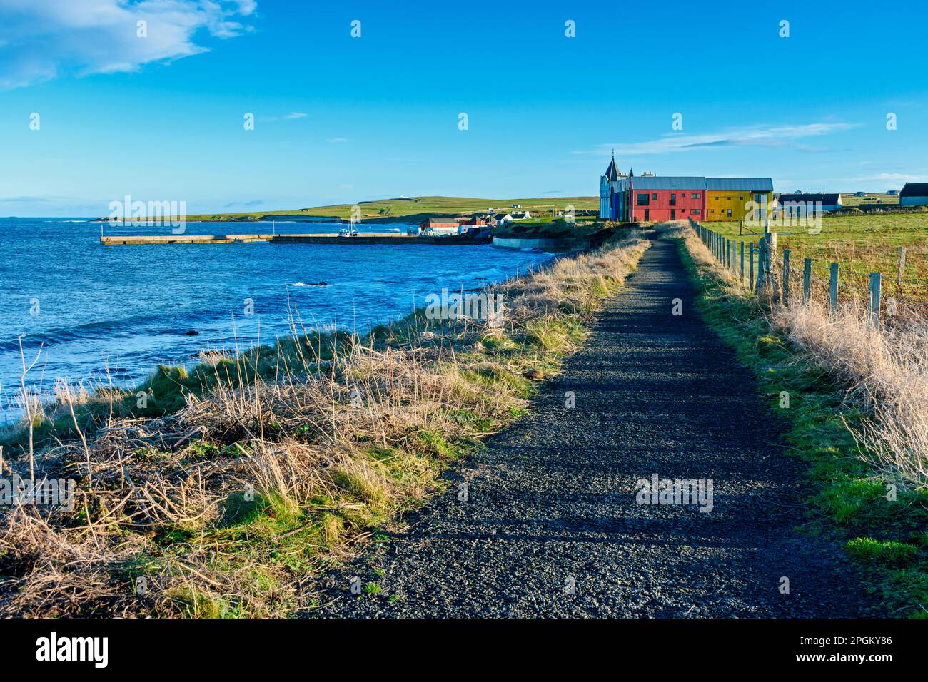 Le sentier côtier et les bâtiments d'extension de l'hôtel au port de John o' Groats, Caithness, Écosse, Royaume-Uni Banque D'Images