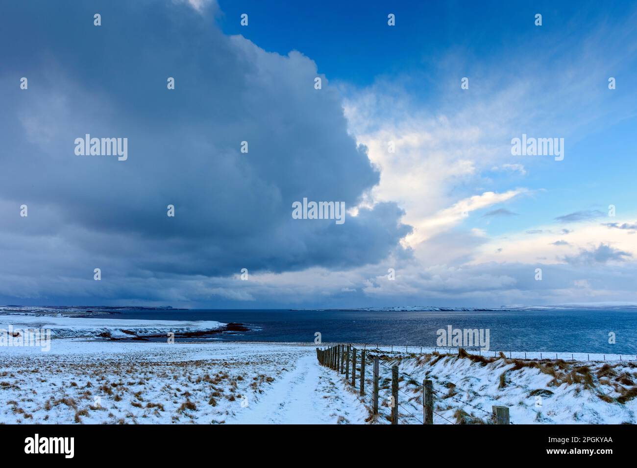 Ciel orageux au-dessus de l'Firth de Pentland, depuis Duncansby Head recouvert de neige, près de John o'Groats, Caithness, Écosse, Royaume-Uni. Banque D'Images