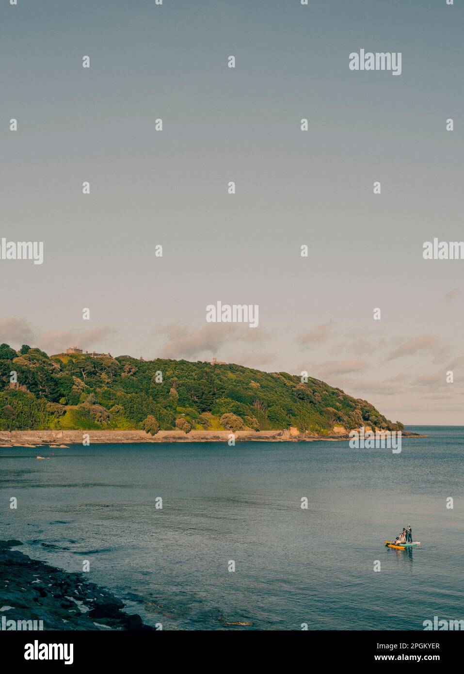 Paddelboarders à Castle Beach, Falmouth, Cornouailles, Angleterre, Royaume-Uni, GO. Banque D'Images