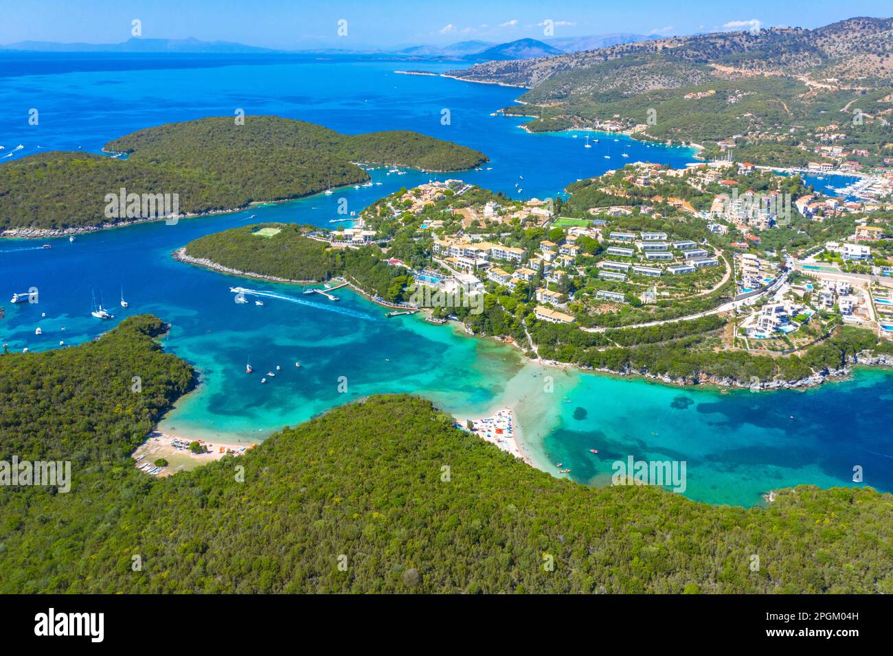 Vue aérienne de l'emblématique paradise plages de sable avec une mer turquoise en îles complexes d'Agios Nikolaos et Mourtos à Sivota, Épire, Grèce Banque D'Images