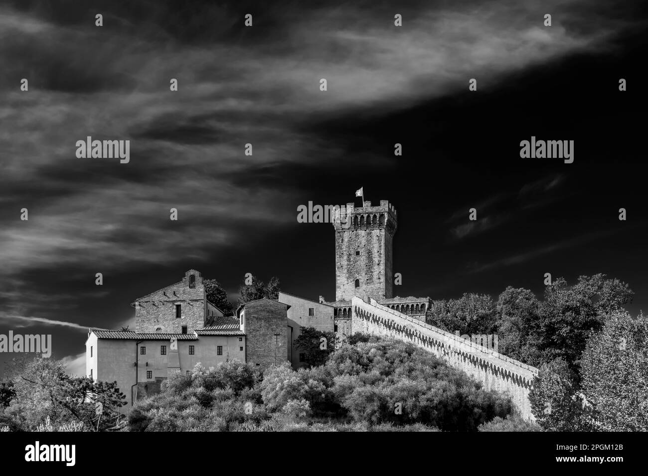 Vue en noir et blanc de la magnifique forteresse médiévale de Vicopisano, Pise, Toscane, Italie Banque D'Images