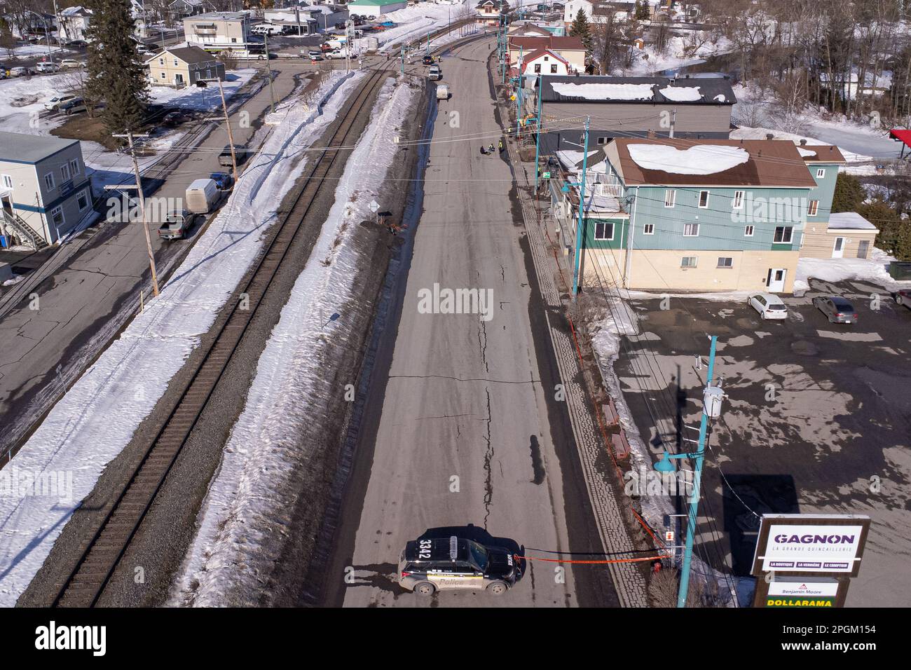 Les policiers enquêtent sur les lieux du crime sur le boulevard St. Benoit à Amqui Mardi 14 mars 2023. Steeve Gagnon fait face à des accusations pour avoir tué trois personnes et en avoir blessé huit autres lorsqu'il fait entrer son camion dans des piétons dans le centre-ville d'Amqui. Banque D'Images