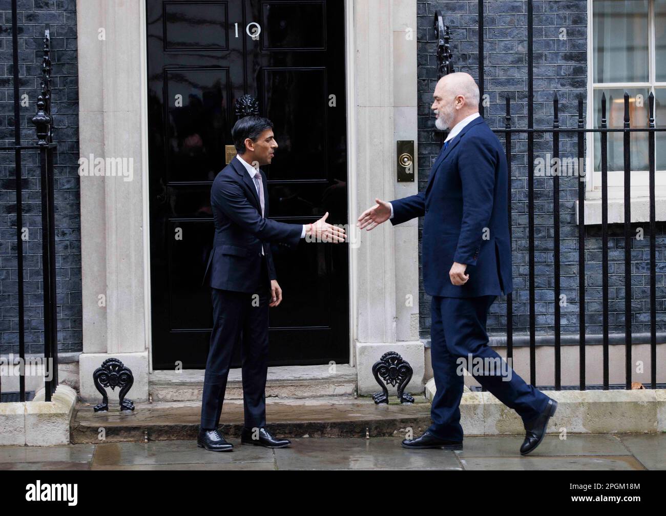 Londres, Royaume-Uni. 23rd mars 2023. Le Premier ministre albanais, EDI Rama, arrive pour une réunion avec Rishi Sunak au numéro 10 Downing Street. Ils discuteront des traversées de bateaux migrants et de l'immmigration ainsi que d'autres sujets. Crédit : Mark Thomas/Alay Live News Banque D'Images