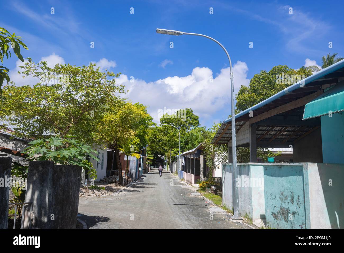 Une route locale bordée de maisons de village dans l'île de Fuvahmulah (Maldives) Banque D'Images