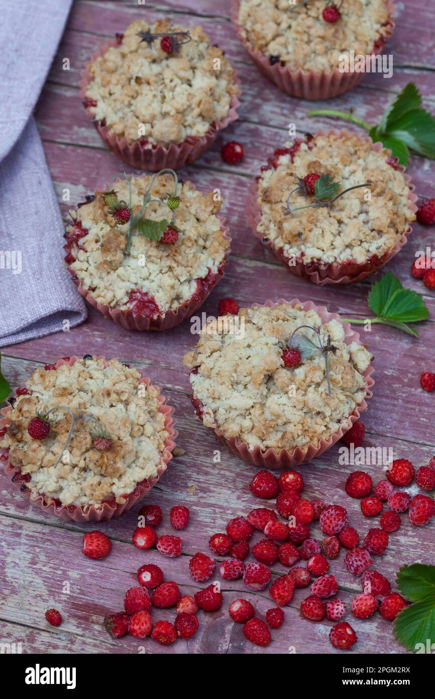 Erdbeer-crumble, Wald-Erdbeer-crumble, Walderdbeer-crumble, crumble mit Walderdbeeren, Krümelkuchen, Kuchen, à Muffinförmchen, Wald-Erdbeere, Walderd Banque D'Images