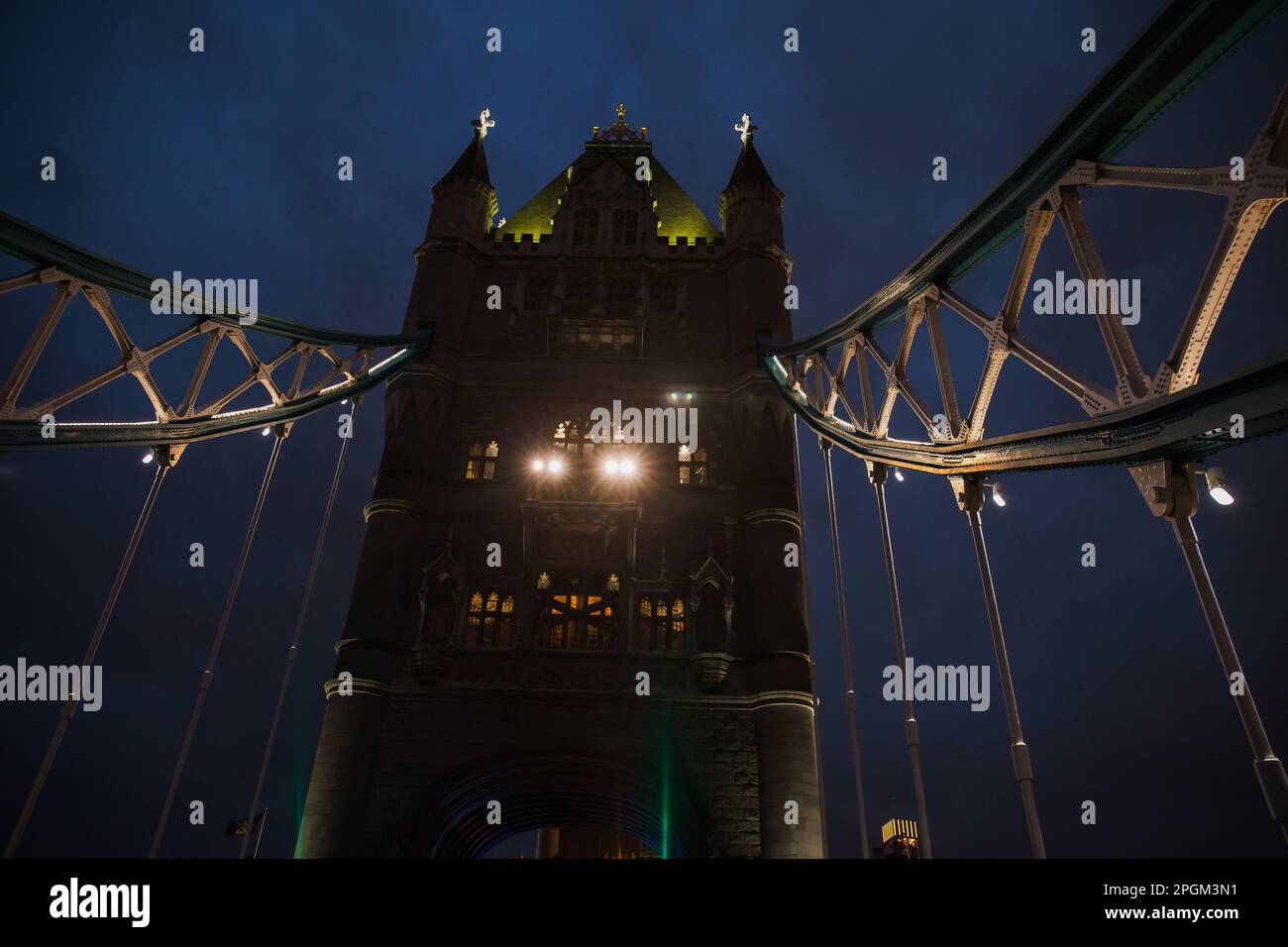 Tower Bridge illuminé la nuit. Londres, Royaume-Uni Banque D'Images