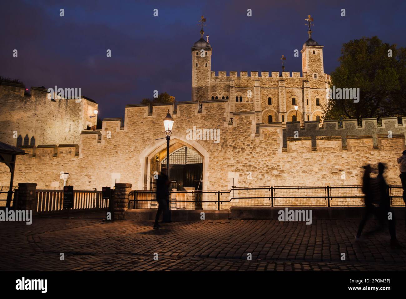 Tour de Londres, officiellement son palais royal Majestys et forteresse de la Tour de Londres. Photo de nuit Banque D'Images