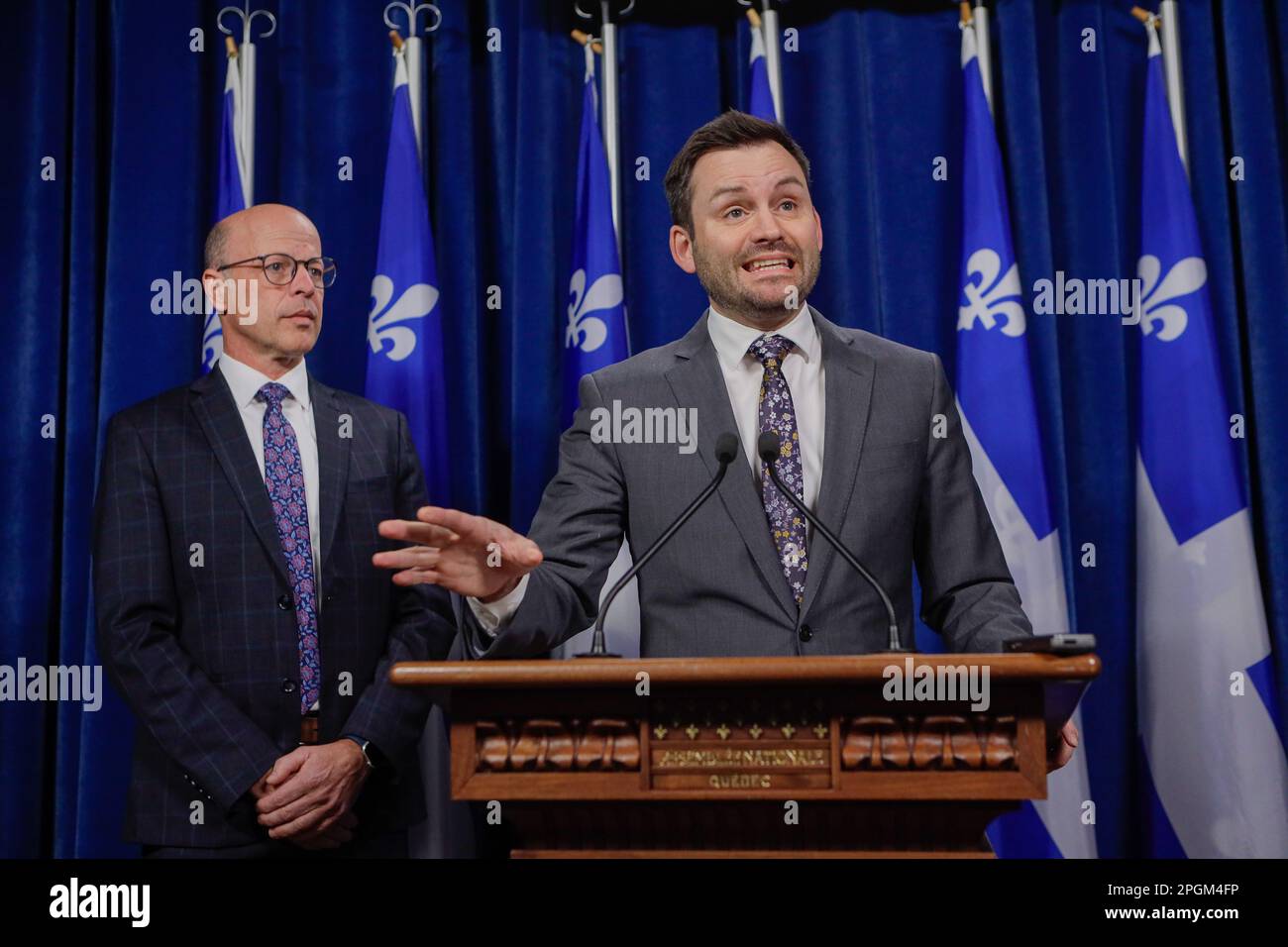 Flanqué de Joel Arseneau, le chef du Parti québécois, Paul St-Pierre Plamondon, prend des gestes lorsqu'il parle aux médias à l'Assemblée nationale de Québec, jeudi 26 janvier 2023. Banque D'Images