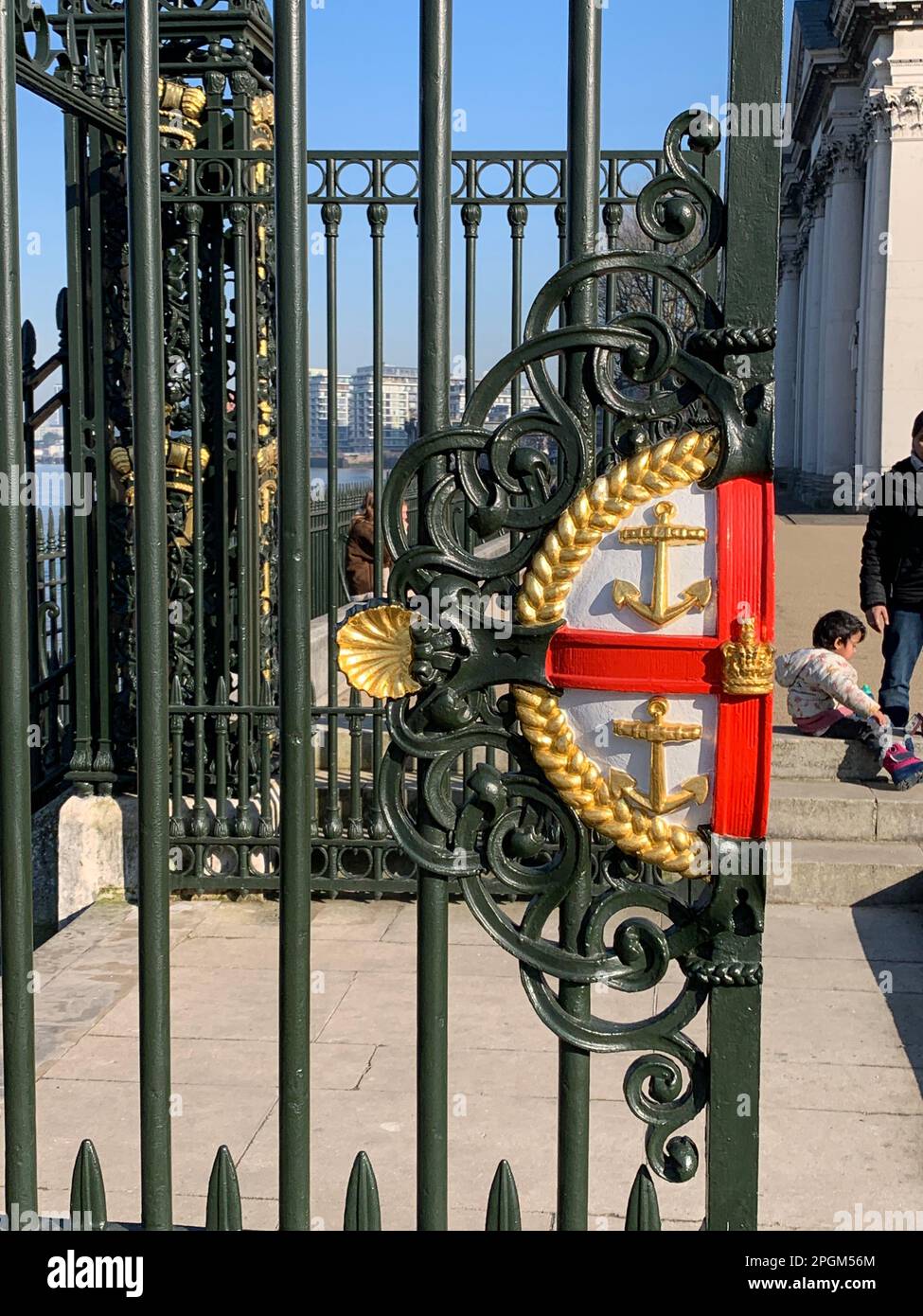 L'insigne de l'université navale de Greenwich a forgé une porte en fer à Londres Banque D'Images