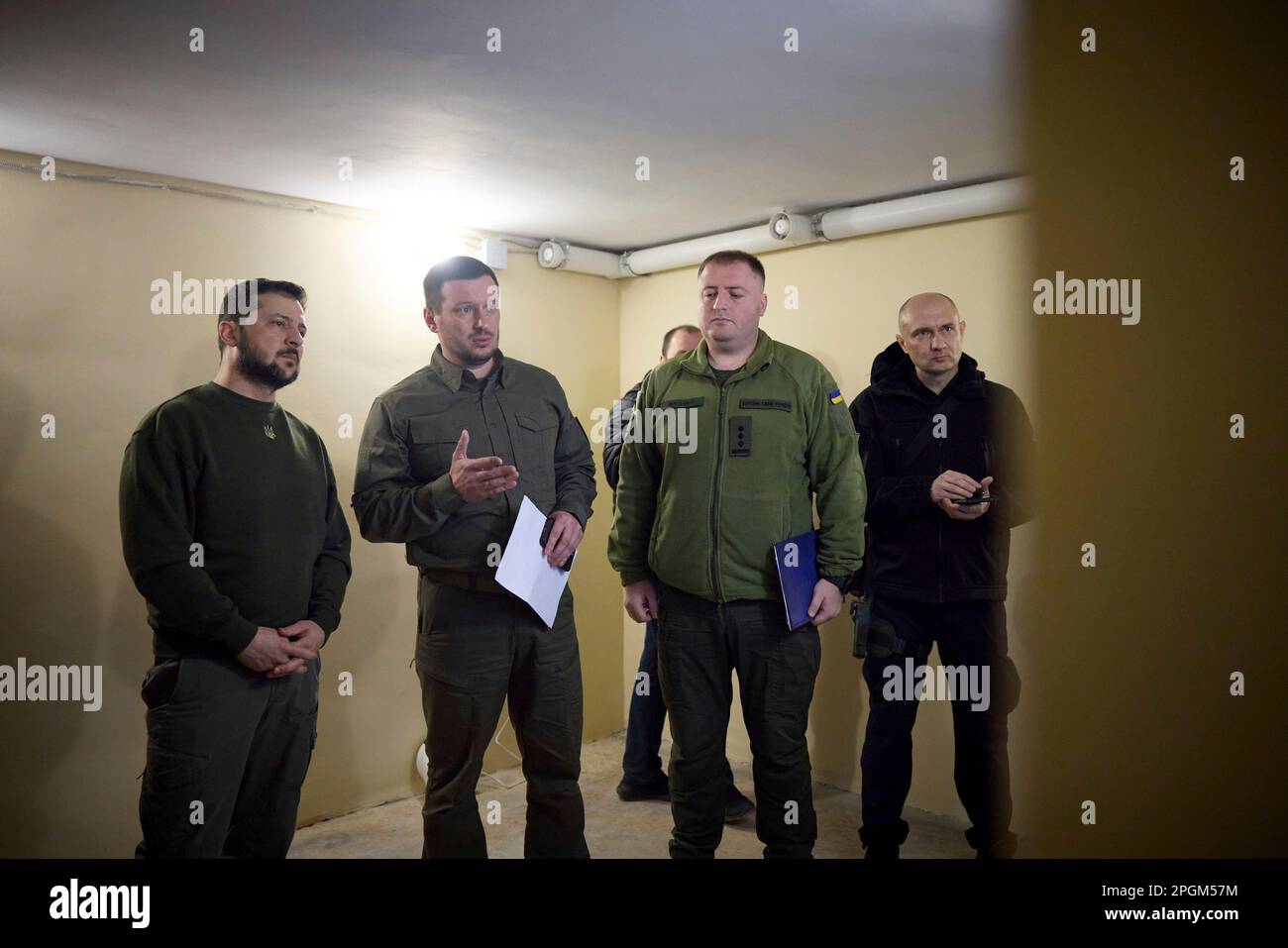 Kharkiv, Ukraine. 23rd mars 2023. Le président ukrainien Volodymyr Zelenskyy, à gauche, inspecte un abri civil pour protéger la population locale des attaques à la roquette russe lors d'une visite dans la région de Kherson, à 23 mars 2023, à Posad-Pokrovske, oblast de Kherson, en Ukraine. Crédit: Pool photo/Bureau de presse présidentiel ukrainien/Alamy Live News Banque D'Images