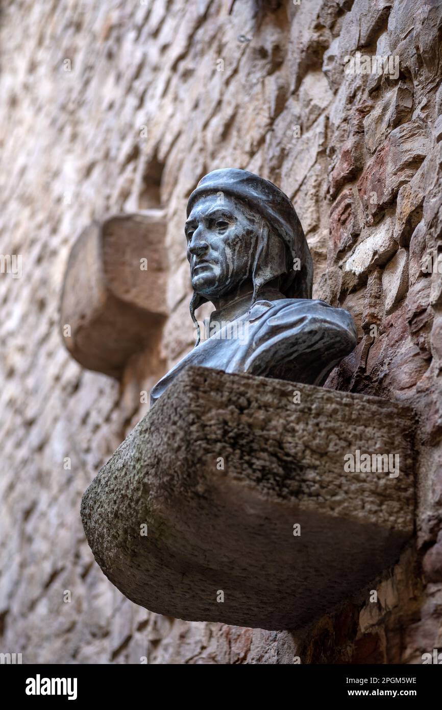 Buste de Dante à l'extérieur de sa maison. Dante Alighieri, auteur de la Divine Comédie, une Florentine qui a été envoyée en exil. Banque D'Images