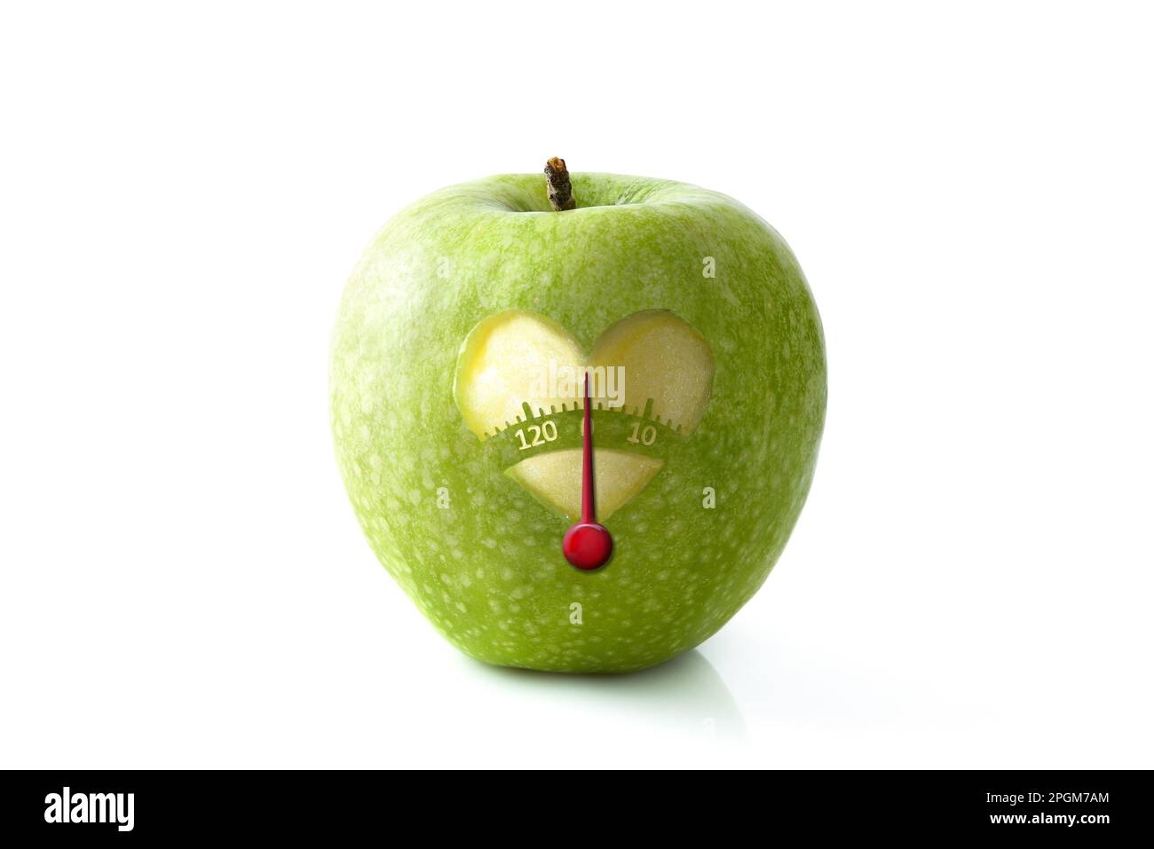 Pomme avec un coeur mangé au centre simulant une échelle avec une aiguille rouge et un fond blanc. Concept de santé, nutrition et perte de poids contr Banque D'Images